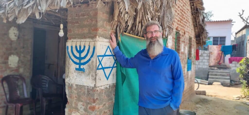 הרב שנחטף בג'ונגל משחזר את מסעותיו למקומות הנידחים בתבל הרב שנחטף בג'ונגל משחזר את מסעותיו למקומות הנידחים בתבל
