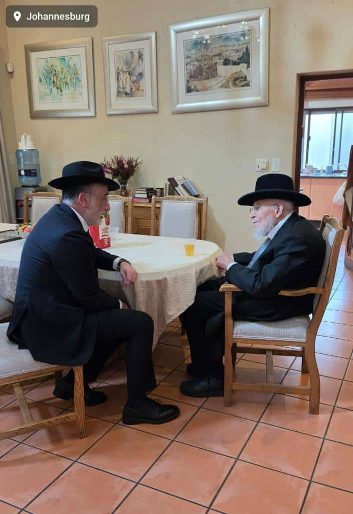 מאות קיבלו את פניו: מסעו ההיסטורי של הגר"י אזרחי ביוהנסבורג מאות קיבלו את פניו: מסעו ההיסטורי של הגר"י אזרחי ביוהנסבורג
