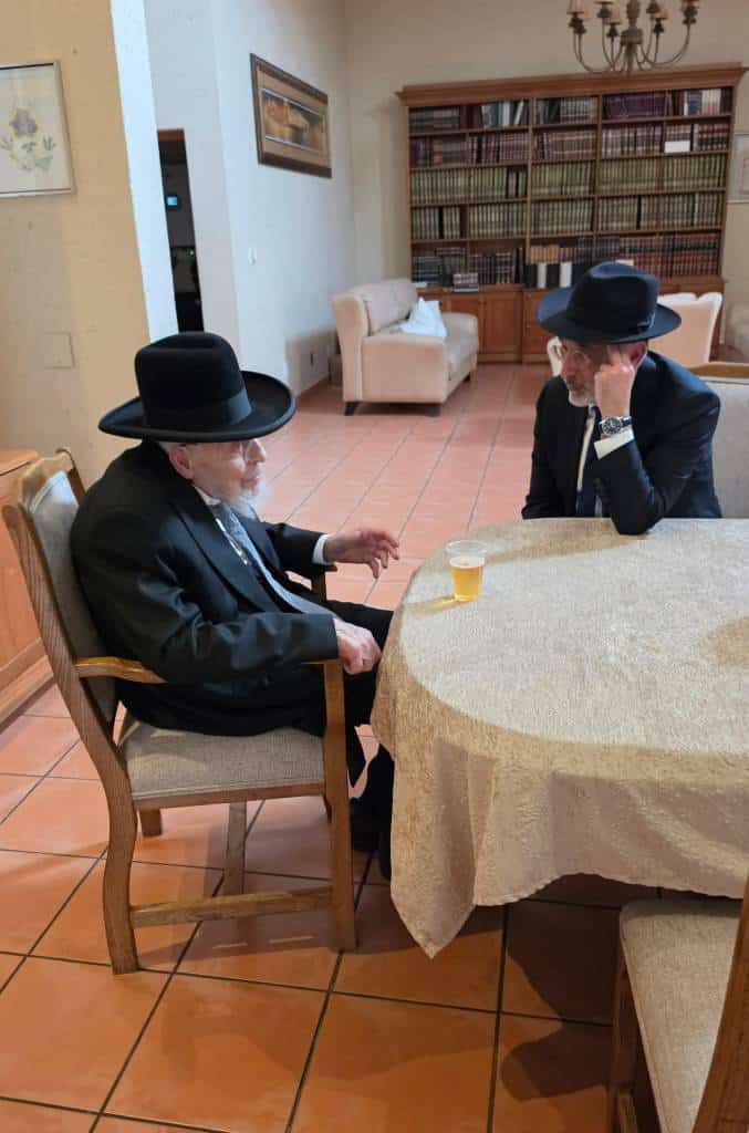 מאות קיבלו את פניו: מסעו ההיסטורי של הגר"י אזרחי ביוהנסבורג מאות קיבלו את פניו: מסעו ההיסטורי של הגר"י אזרחי ביוהנסבורג