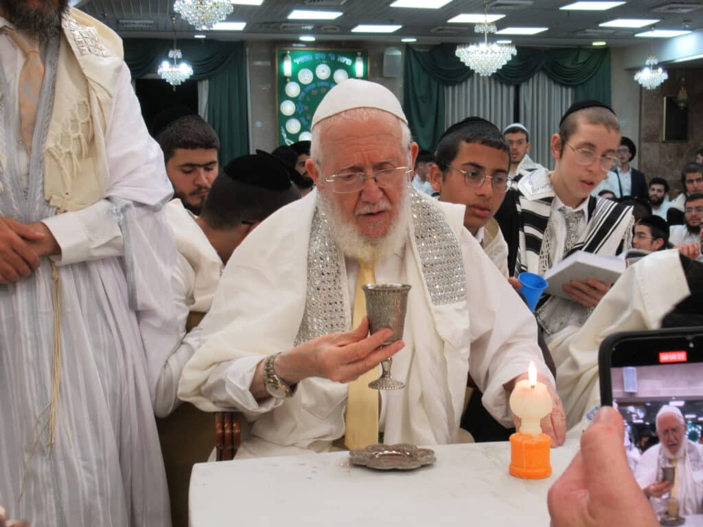 עַל כִּסֵּא רַחֲמִים: יום הכיפורים במחיצת הגה"צ הרב צמח מאזוז עַל כִּסֵּא רַחֲמִים: יום הכיפורים במחיצת הגה"צ הרב צמח מאזוז