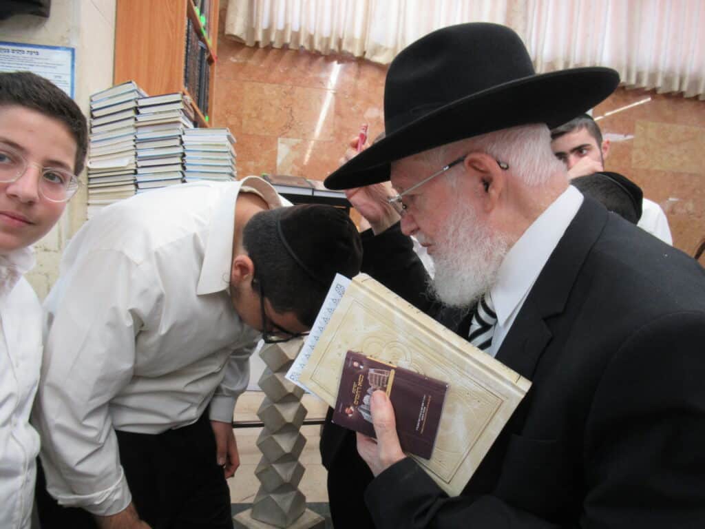 עַל כִּסֵּא רַחֲמִים: יום הכיפורים במחיצת הגה"צ הרב צמח מאזוז עַל כִּסֵּא רַחֲמִים: יום הכיפורים במחיצת הגה"צ הרב צמח מאזוז