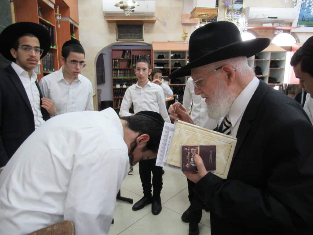 עַל כִּסֵּא רַחֲמִים: יום הכיפורים במחיצת הגה"צ הרב צמח מאזוז עַל כִּסֵּא רַחֲמִים: יום הכיפורים במחיצת הגה"צ הרב צמח מאזוז