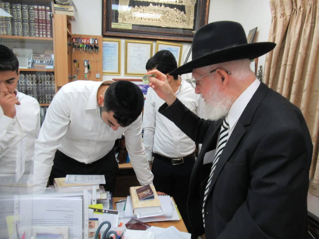 עַל כִּסֵּא רַחֲמִים: יום הכיפורים במחיצת הגה"צ הרב צמח מאזוז עַל כִּסֵּא רַחֲמִים: יום הכיפורים במחיצת הגה"צ הרב צמח מאזוז