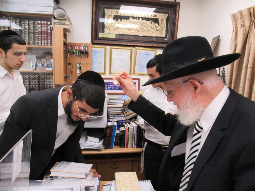 עַל כִּסֵּא רַחֲמִים: יום הכיפורים במחיצת הגה"צ הרב צמח מאזוז עַל כִּסֵּא רַחֲמִים: יום הכיפורים במחיצת הגה"צ הרב צמח מאזוז