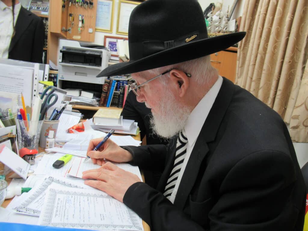 עַל כִּסֵּא רַחֲמִים: יום הכיפורים במחיצת הגה"צ הרב צמח מאזוז עַל כִּסֵּא רַחֲמִים: יום הכיפורים במחיצת הגה"צ הרב צמח מאזוז