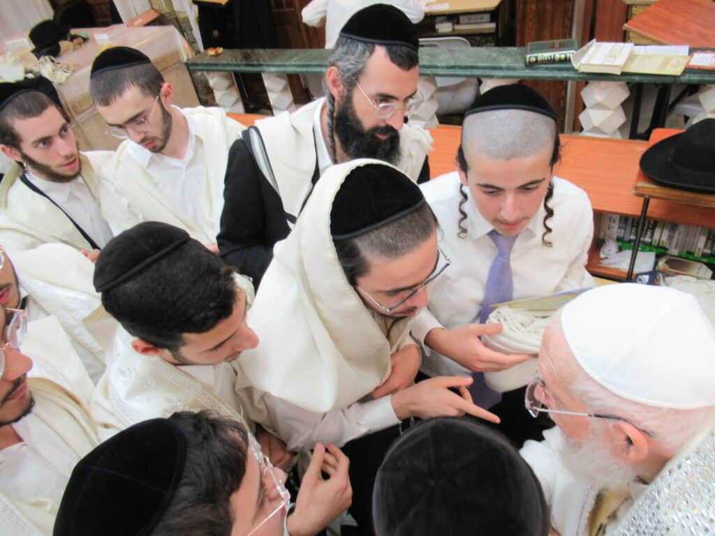 עַל כִּסֵּא רַחֲמִים: יום הכיפורים במחיצת הגה"צ הרב צמח מאזוז עַל כִּסֵּא רַחֲמִים: יום הכיפורים במחיצת הגה"צ הרב צמח מאזוז