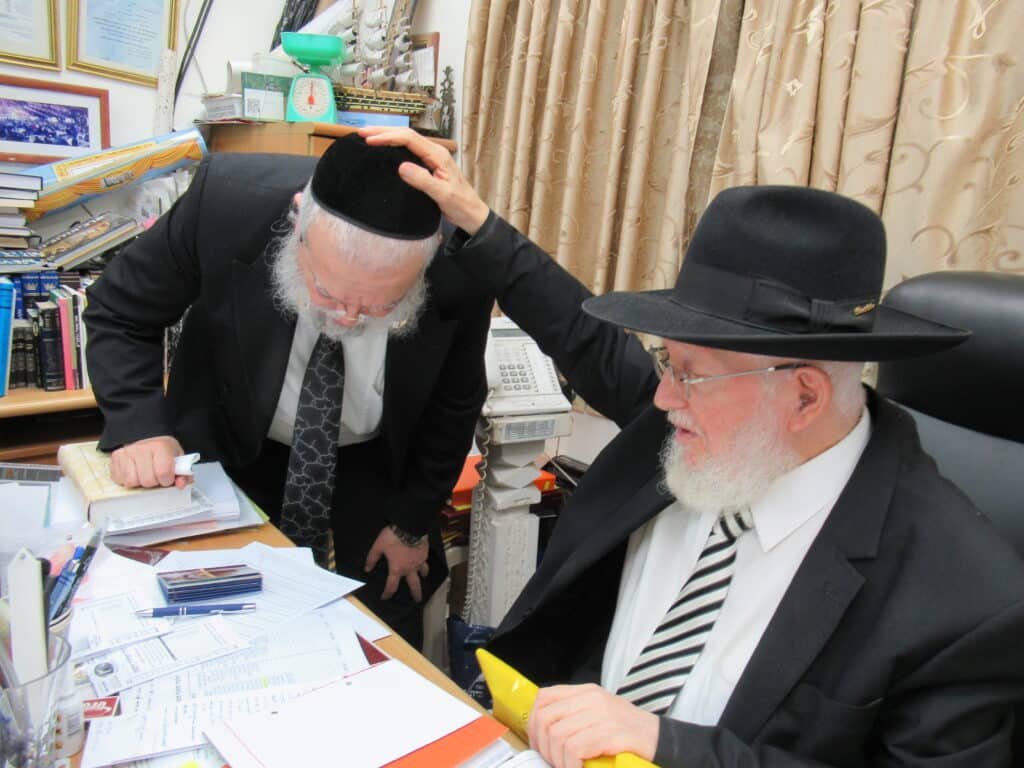 עַל כִּסֵּא רַחֲמִים: יום הכיפורים במחיצת הגה"צ הרב צמח מאזוז עַל כִּסֵּא רַחֲמִים: יום הכיפורים במחיצת הגה"צ הרב צמח מאזוז