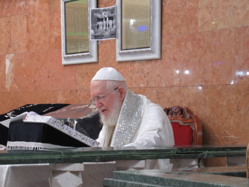 עַל כִּסֵּא רַחֲמִים: יום הכיפורים במחיצת הגה"צ הרב צמח מאזוז עַל כִּסֵּא רַחֲמִים: יום הכיפורים במחיצת הגה"צ הרב צמח מאזוז