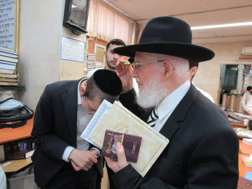 עַל כִּסֵּא רַחֲמִים: יום הכיפורים במחיצת הגה"צ הרב צמח מאזוז עַל כִּסֵּא רַחֲמִים: יום הכיפורים במחיצת הגה"צ הרב צמח מאזוז