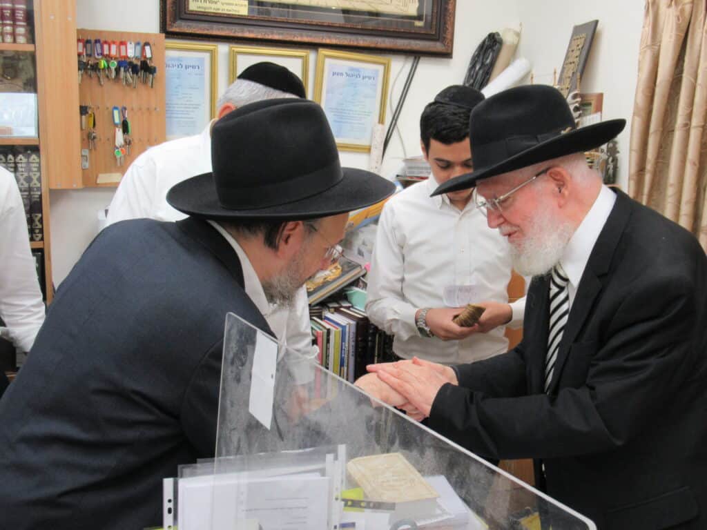 עַל כִּסֵּא רַחֲמִים: יום הכיפורים במחיצת הגה"צ הרב צמח מאזוז עַל כִּסֵּא רַחֲמִים: יום הכיפורים במחיצת הגה"צ הרב צמח מאזוז
