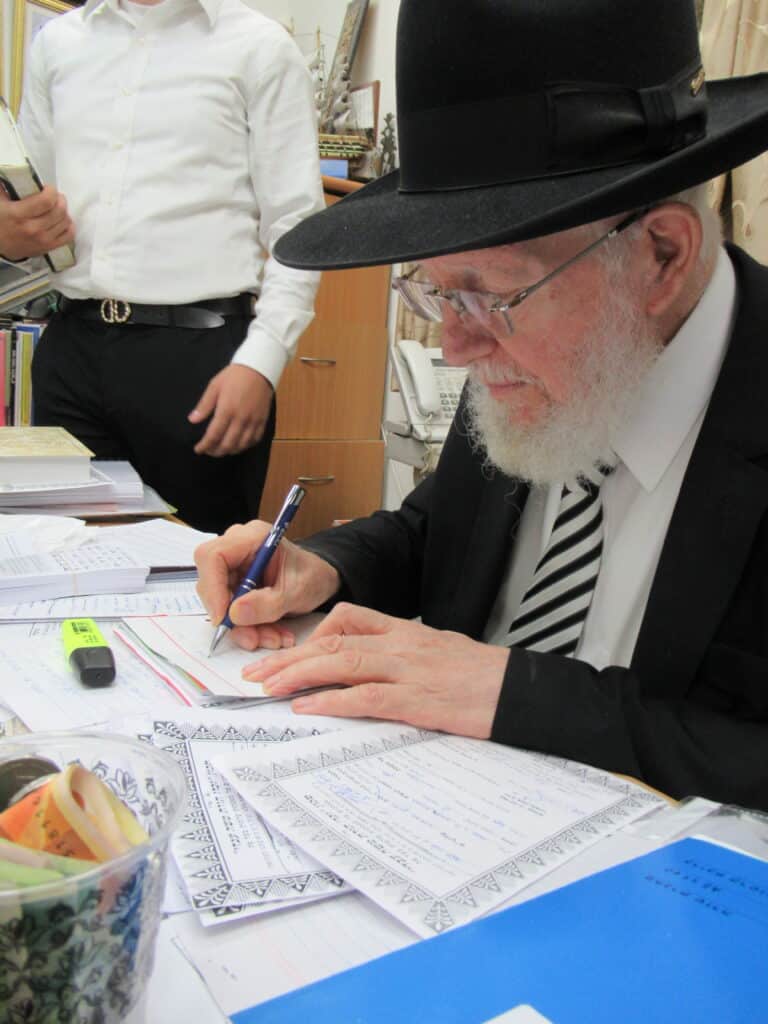 עַל כִּסֵּא רַחֲמִים: יום הכיפורים במחיצת הגה"צ הרב צמח מאזוז עַל כִּסֵּא רַחֲמִים: יום הכיפורים במחיצת הגה"צ הרב צמח מאזוז