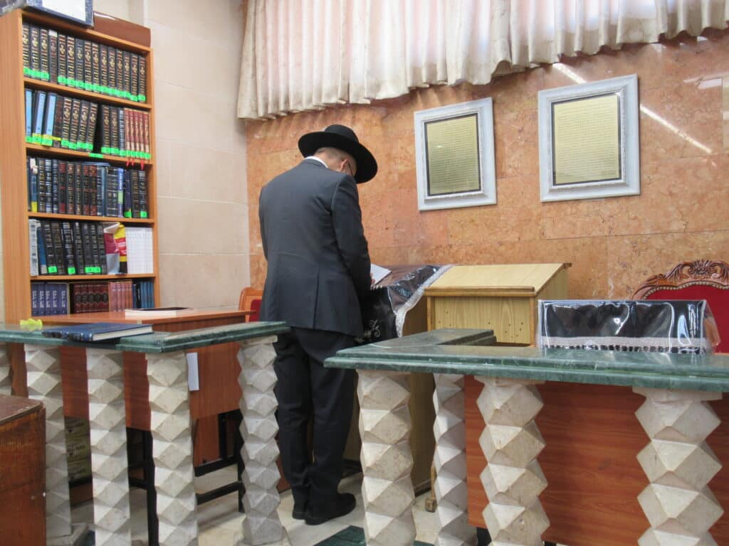 עַל כִּסֵּא רַחֲמִים: יום הכיפורים במחיצת הגה"צ הרב צמח מאזוז עַל כִּסֵּא רַחֲמִים: יום הכיפורים במחיצת הגה"צ הרב צמח מאזוז