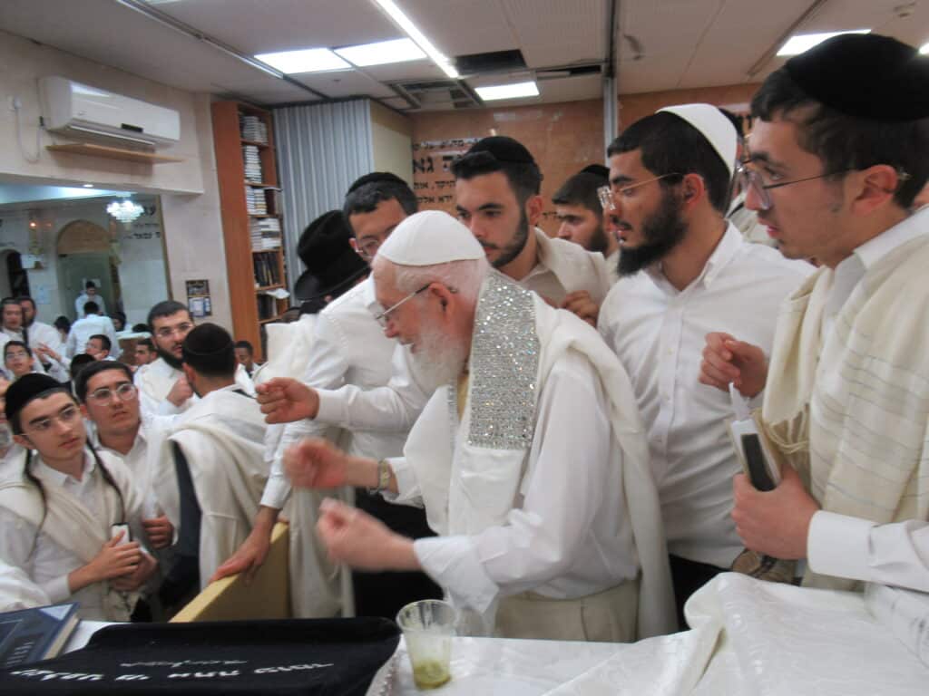 עַל כִּסֵּא רַחֲמִים: יום הכיפורים במחיצת הגה"צ הרב צמח מאזוז עַל כִּסֵּא רַחֲמִים: יום הכיפורים במחיצת הגה"צ הרב צמח מאזוז
