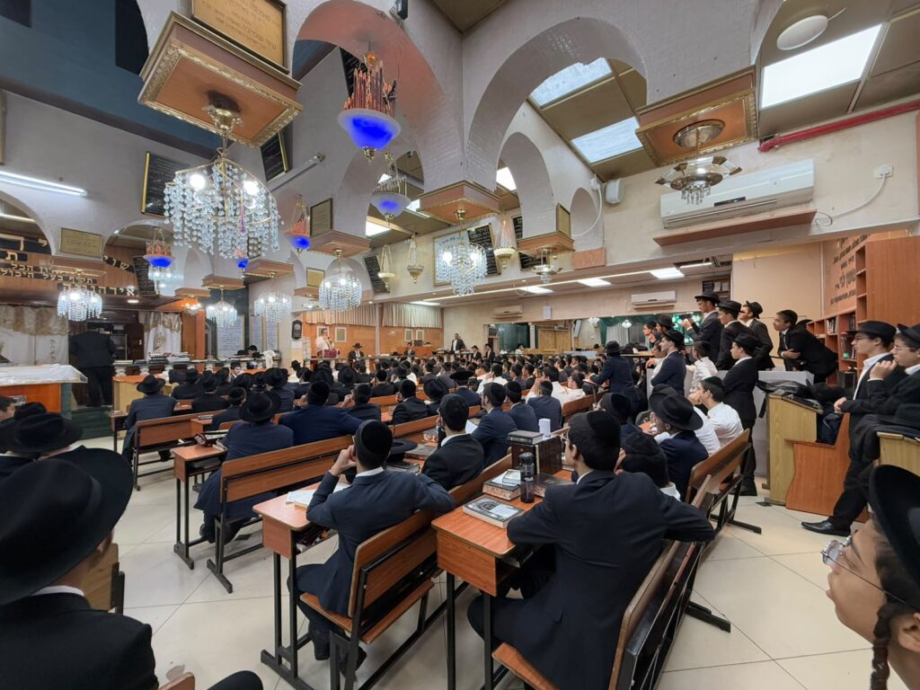 עַל כִּסֵּא רַחֲמִים: יום הכיפורים במחיצת הגה"צ הרב צמח מאזוז עַל כִּסֵּא רַחֲמִים: יום הכיפורים במחיצת הגה"צ הרב צמח מאזוז