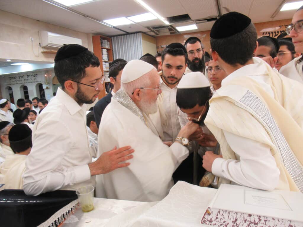 עַל כִּסֵּא רַחֲמִים: יום הכיפורים במחיצת הגה"צ הרב צמח מאזוז עַל כִּסֵּא רַחֲמִים: יום הכיפורים במחיצת הגה"צ הרב צמח מאזוז