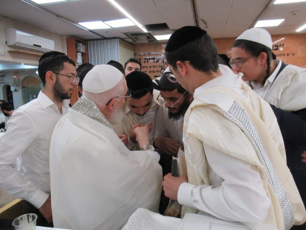 עַל כִּסֵּא רַחֲמִים: יום הכיפורים במחיצת הגה"צ הרב צמח מאזוז עַל כִּסֵּא רַחֲמִים: יום הכיפורים במחיצת הגה"צ הרב צמח מאזוז