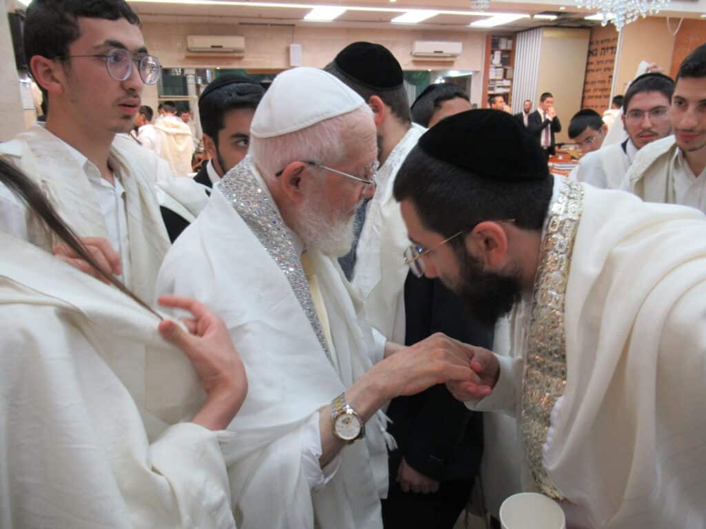 עַל כִּסֵּא רַחֲמִים: יום הכיפורים במחיצת הגה"צ הרב צמח מאזוז עַל כִּסֵּא רַחֲמִים: יום הכיפורים במחיצת הגה"צ הרב צמח מאזוז