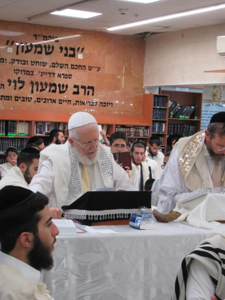 עַל כִּסֵּא רַחֲמִים: יום הכיפורים במחיצת הגה"צ הרב צמח מאזוז עַל כִּסֵּא רַחֲמִים: יום הכיפורים במחיצת הגה"צ הרב צמח מאזוז