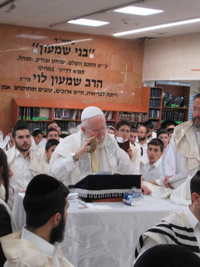 עַל כִּסֵּא רַחֲמִים: יום הכיפורים במחיצת הגה"צ הרב צמח מאזוז עַל כִּסֵּא רַחֲמִים: יום הכיפורים במחיצת הגה"צ הרב צמח מאזוז