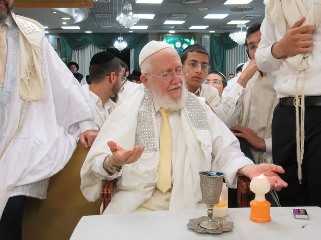 עַל כִּסֵּא רַחֲמִים: יום הכיפורים במחיצת הגה"צ הרב צמח מאזוז עַל כִּסֵּא רַחֲמִים: יום הכיפורים במחיצת הגה"צ הרב צמח מאזוז