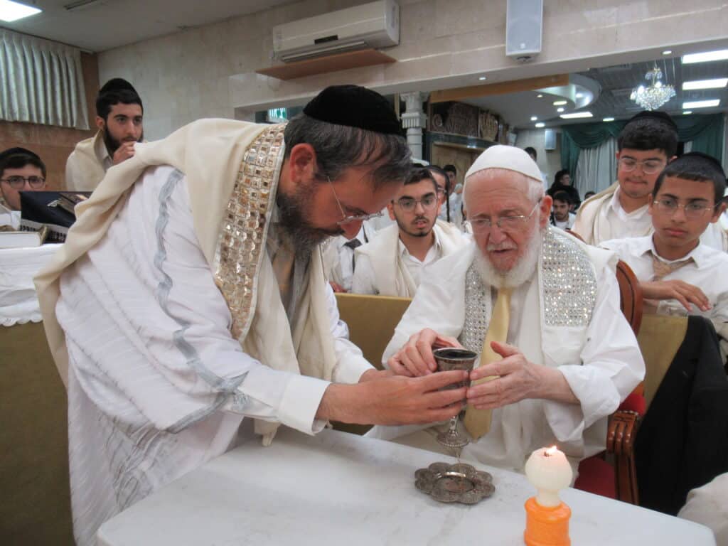 עַל כִּסֵּא רַחֲמִים: יום הכיפורים במחיצת הגה"צ הרב צמח מאזוז עַל כִּסֵּא רַחֲמִים: יום הכיפורים במחיצת הגה"צ הרב צמח מאזוז