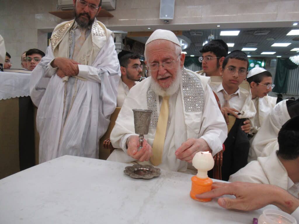 עַל כִּסֵּא רַחֲמִים: יום הכיפורים במחיצת הגה"צ הרב צמח מאזוז עַל כִּסֵּא רַחֲמִים: יום הכיפורים במחיצת הגה"צ הרב צמח מאזוז