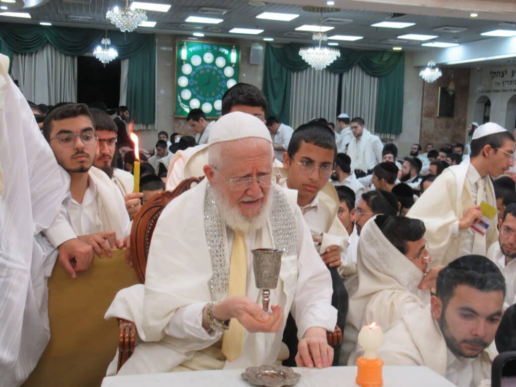 עַל כִּסֵּא רַחֲמִים: יום הכיפורים במחיצת הגה"צ הרב צמח מאזוז עַל כִּסֵּא רַחֲמִים: יום הכיפורים במחיצת הגה"צ הרב צמח מאזוז