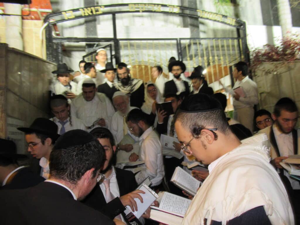 עַל כִּסֵּא רַחֲמִים: יום הכיפורים במחיצת הגה"צ הרב צמח מאזוז עַל כִּסֵּא רַחֲמִים: יום הכיפורים במחיצת הגה"צ הרב צמח מאזוז