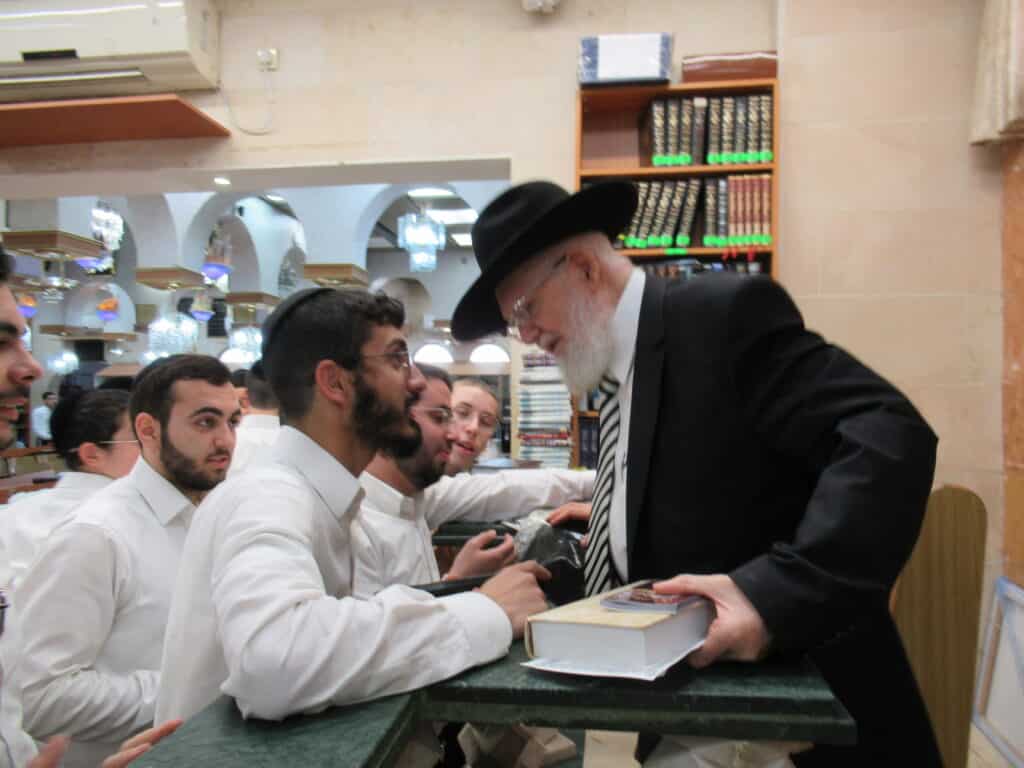 עַל כִּסֵּא רַחֲמִים: יום הכיפורים במחיצת הגה"צ הרב צמח מאזוז עַל כִּסֵּא רַחֲמִים: יום הכיפורים במחיצת הגה"צ הרב צמח מאזוז