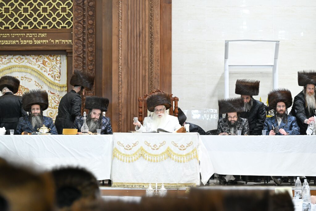 אלפי חסידים בברכת פרידה: מראות ראש השנה בחצר חסידות צאנז אלפי חסידים בברכת פרידה: מראות ראש השנה בחצר חסידות צאנז