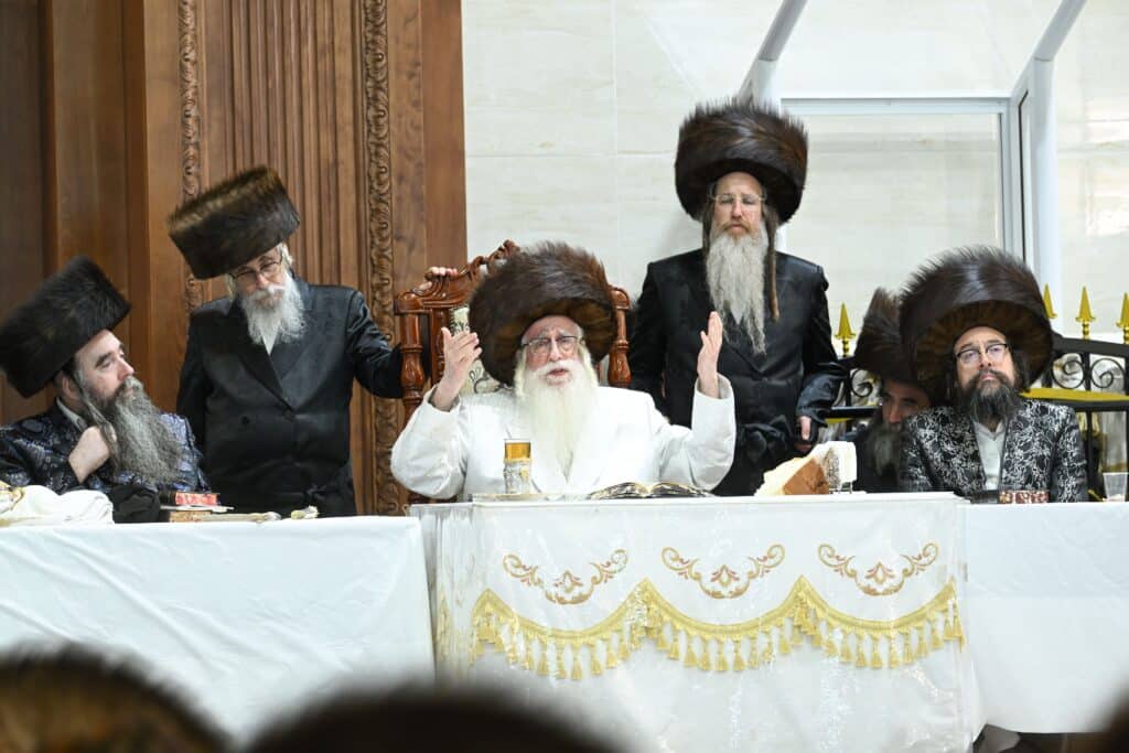אלפי חסידים בברכת פרידה: מראות ראש השנה בחצר חסידות צאנז אלפי חסידים בברכת פרידה: מראות ראש השנה בחצר חסידות צאנז