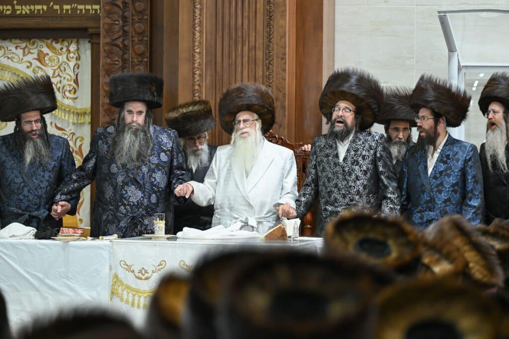 אלפי חסידים בברכת פרידה: מראות ראש השנה בחצר חסידות צאנז אלפי חסידים בברכת פרידה: מראות ראש השנה בחצר חסידות צאנז