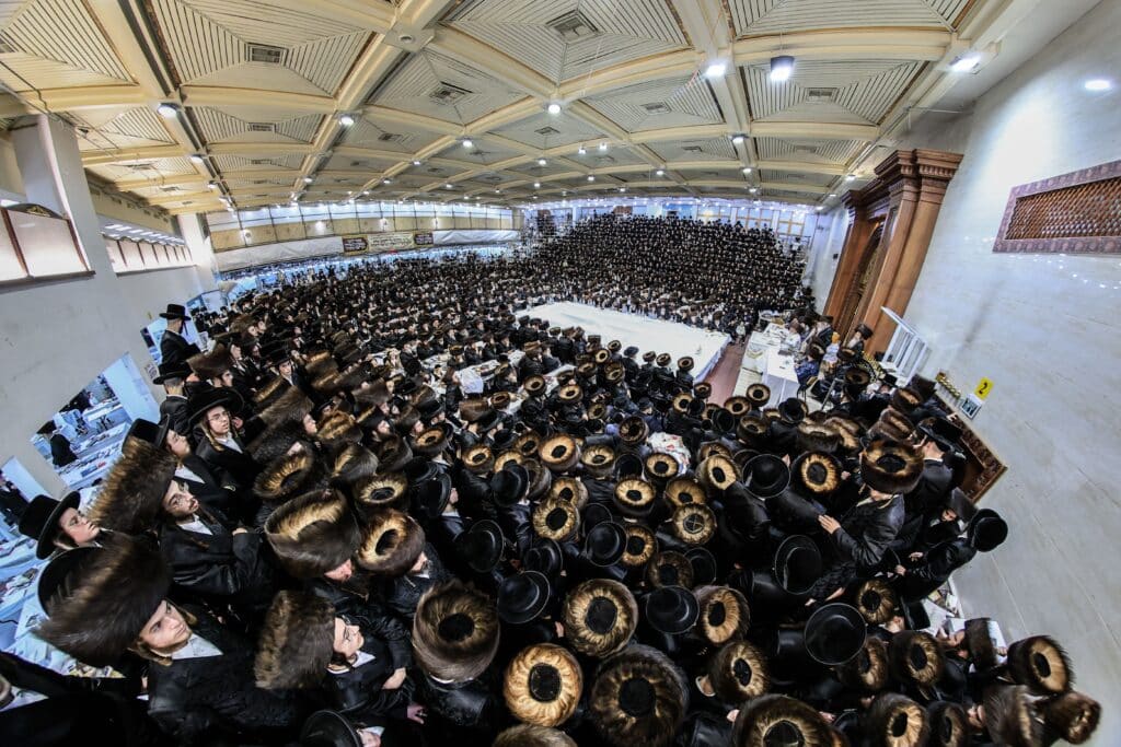 אלפי חסידים בברכת פרידה: מראות ראש השנה בחצר חסידות צאנז אלפי חסידים בברכת פרידה: מראות ראש השנה בחצר חסידות צאנז