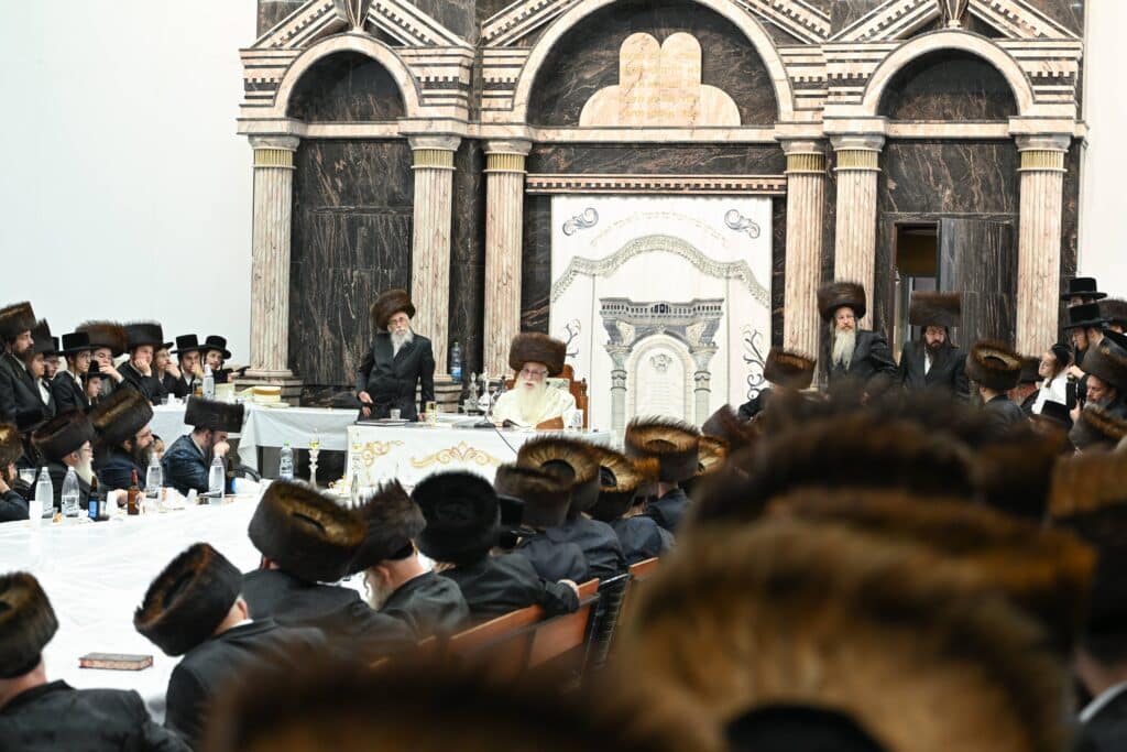 ערב ומוצאי יום הכיפורים בצילו של כ"ק האדמו"ר מצאנז ערב ומוצאי יום הכיפורים בצילו של כ"ק האדמו"ר מצאנז