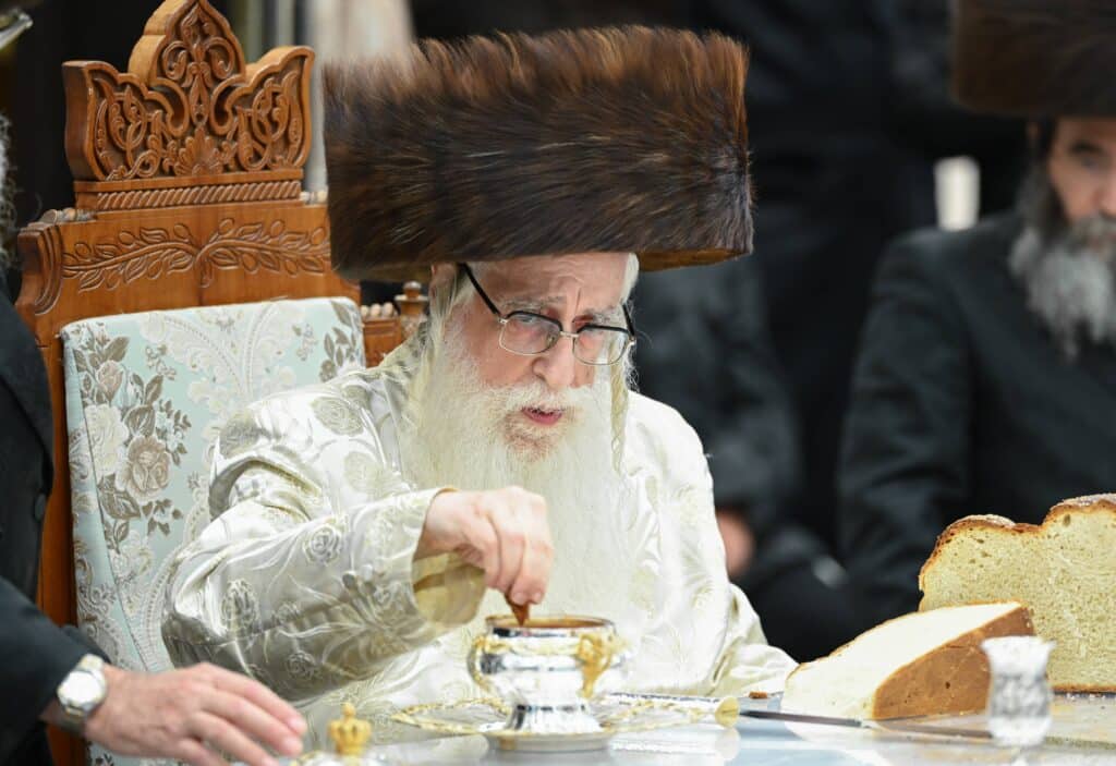 ערב ומוצאי יום הכיפורים בצילו של כ"ק האדמו"ר מצאנז ערב ומוצאי יום הכיפורים בצילו של כ"ק האדמו"ר מצאנז