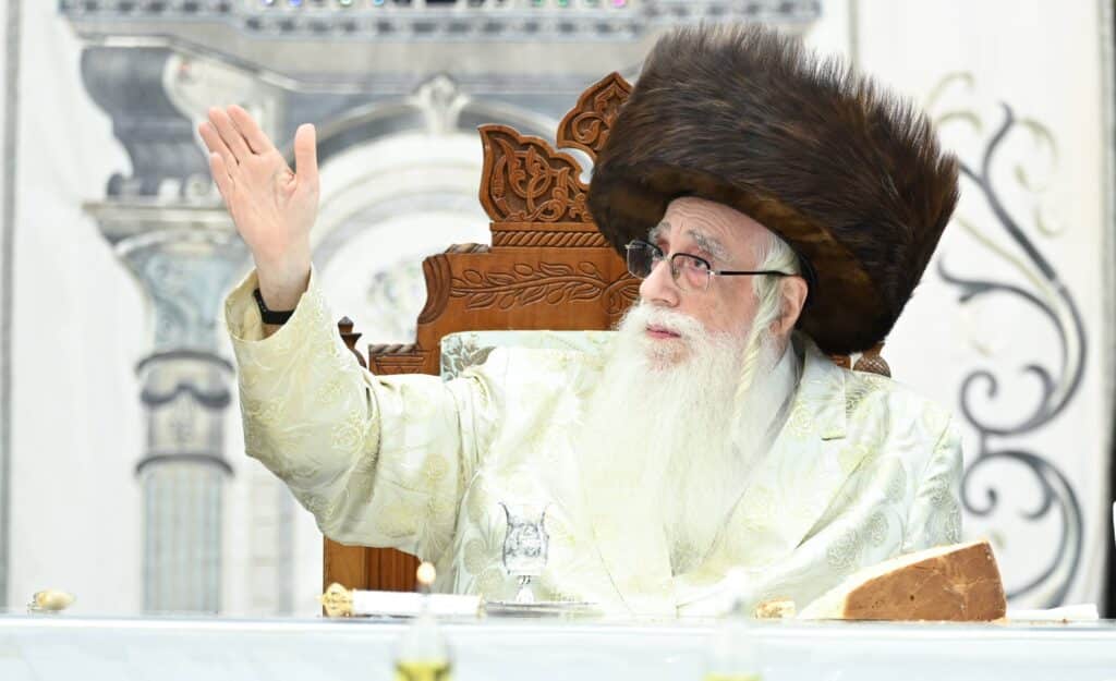 ערב ומוצאי יום הכיפורים בצילו של כ"ק האדמו"ר מצאנז ערב ומוצאי יום הכיפורים בצילו של כ"ק האדמו"ר מצאנז