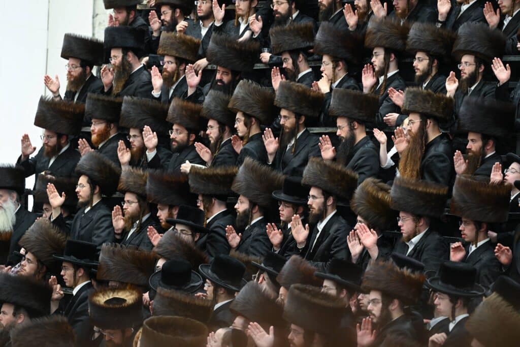 ערב ומוצאי יום הכיפורים בצילו של כ"ק האדמו"ר מצאנז ערב ומוצאי יום הכיפורים בצילו של כ"ק האדמו"ר מצאנז