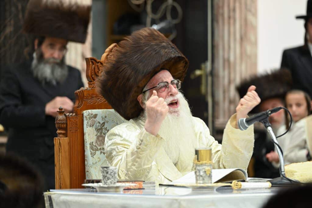 ערב ומוצאי יום הכיפורים בצילו של כ"ק האדמו"ר מצאנז ערב ומוצאי יום הכיפורים בצילו של כ"ק האדמו"ר מצאנז