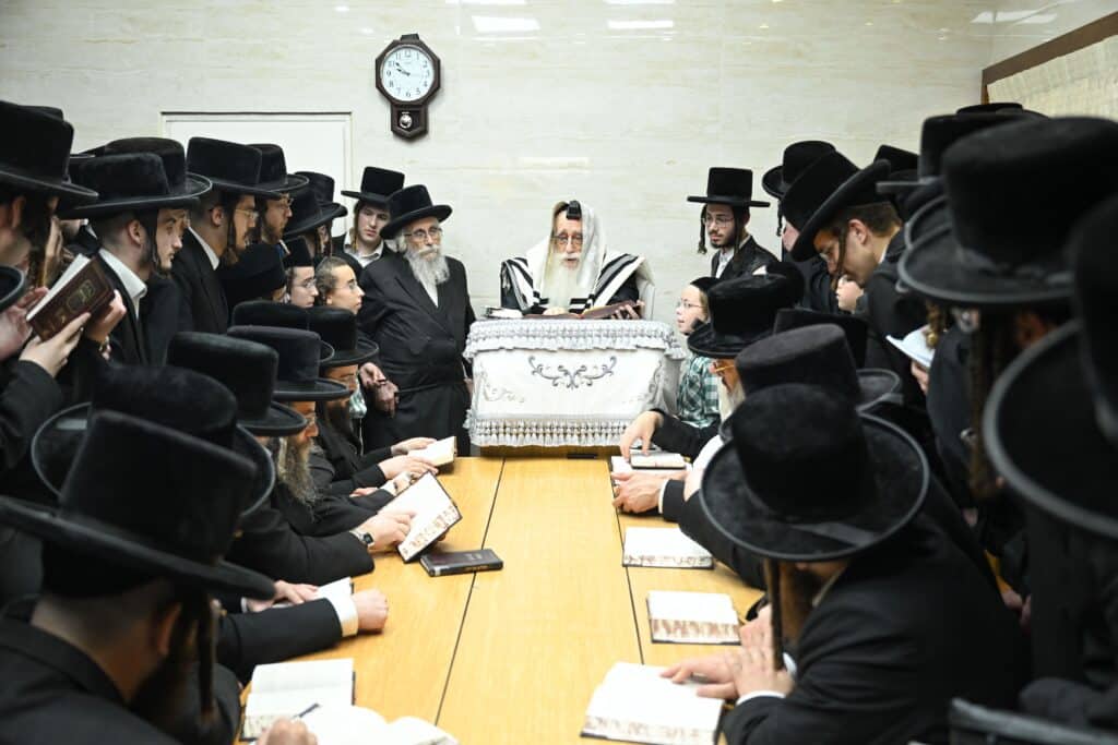 אלפי חסידים בברכת פרידה: מראות ראש השנה בחצר חסידות צאנז אלפי חסידים בברכת פרידה: מראות ראש השנה בחצר חסידות צאנז