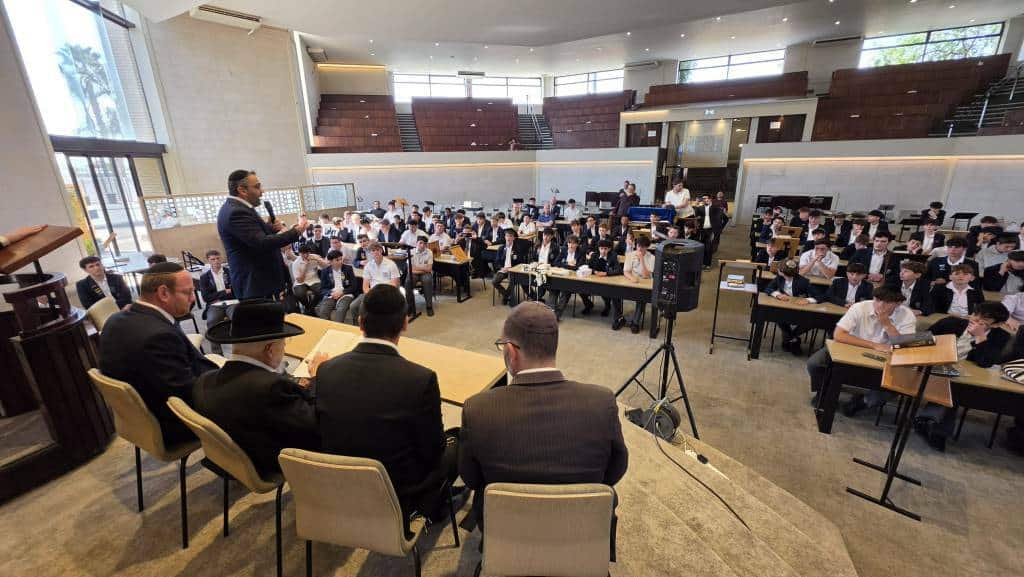 מאות קיבלו את פניו: מסעו ההיסטורי של הגר"י אזרחי ביוהנסבורג מאות קיבלו את פניו: מסעו ההיסטורי של הגר"י אזרחי ביוהנסבורג