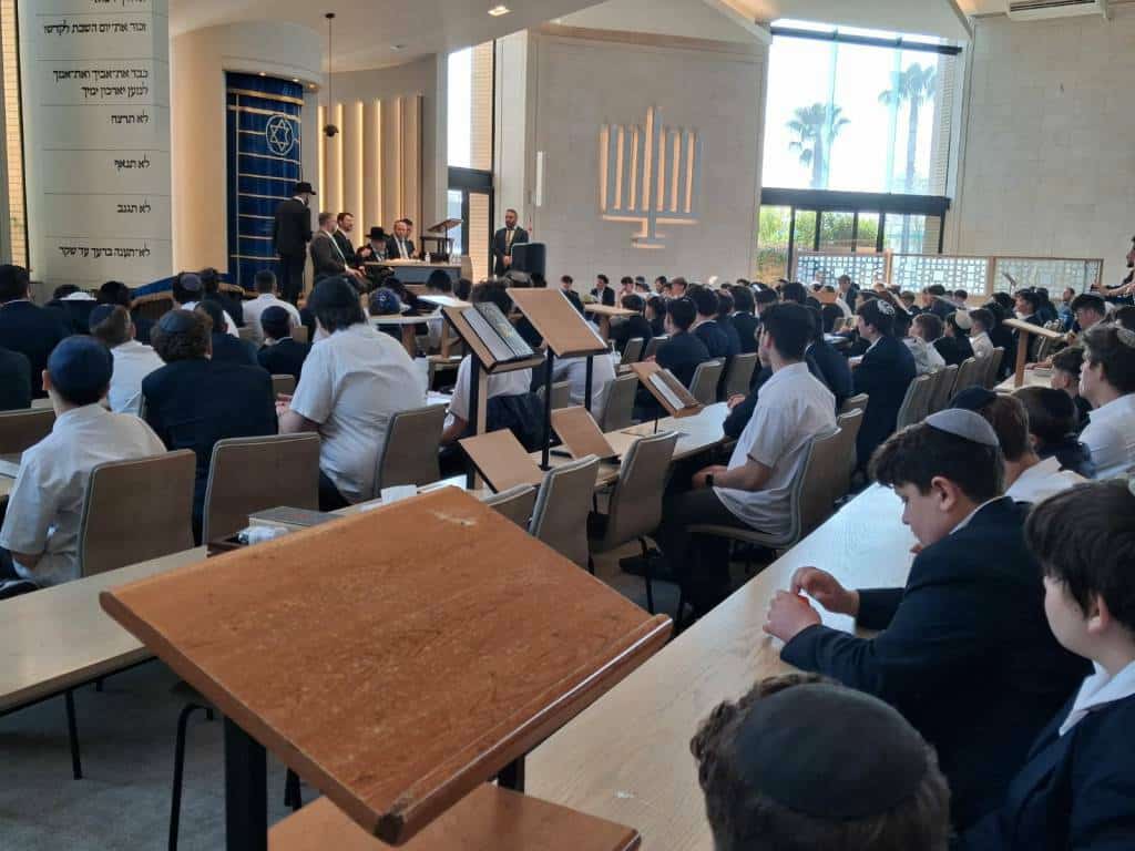מאות קיבלו את פניו: מסעו ההיסטורי של הגר"י אזרחי ביוהנסבורג מאות קיבלו את פניו: מסעו ההיסטורי של הגר"י אזרחי ביוהנסבורג