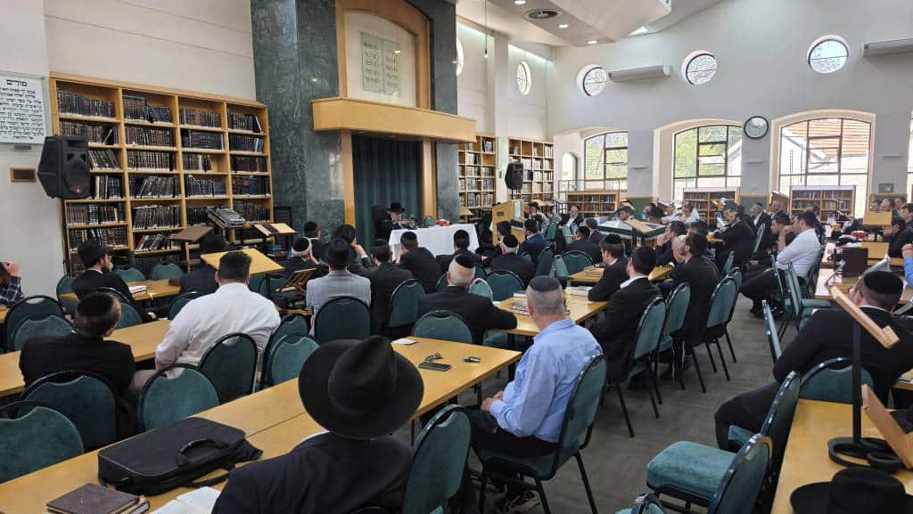 מאות קיבלו את פניו: מסעו ההיסטורי של הגר"י אזרחי ביוהנסבורג מאות קיבלו את פניו: מסעו ההיסטורי של הגר"י אזרחי ביוהנסבורג