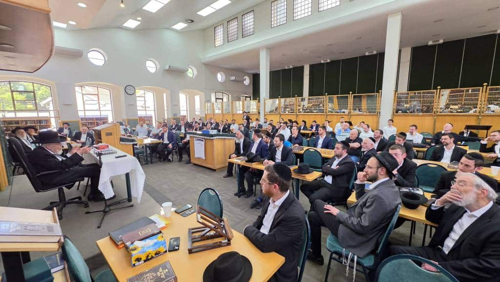 מאות קיבלו את פניו: מסעו ההיסטורי של הגר"י אזרחי ביוהנסבורג מאות קיבלו את פניו: מסעו ההיסטורי של הגר"י אזרחי ביוהנסבורג