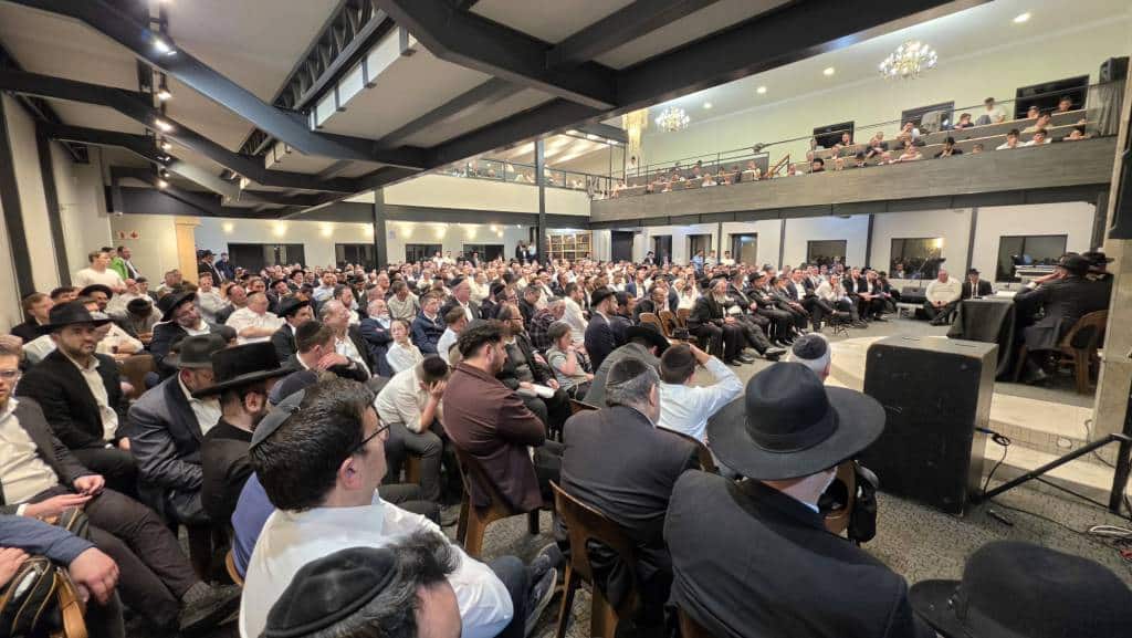 מאות קיבלו את פניו: מסעו ההיסטורי של הגר"י אזרחי ביוהנסבורג מאות קיבלו את פניו: מסעו ההיסטורי של הגר"י אזרחי ביוהנסבורג