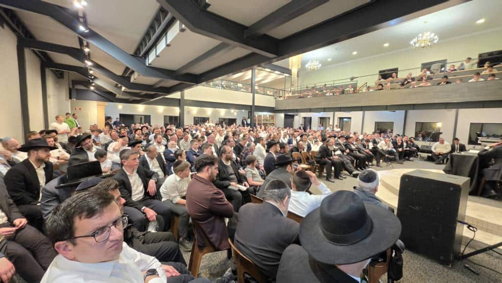 מאות קיבלו את פניו: מסעו ההיסטורי של הגר"י אזרחי ביוהנסבורג מאות קיבלו את פניו: מסעו ההיסטורי של הגר"י אזרחי ביוהנסבורג