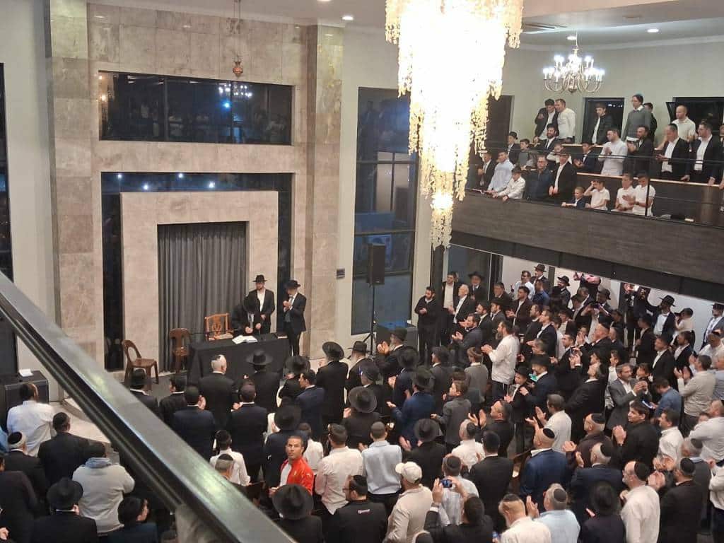 מאות קיבלו את פניו: מסעו ההיסטורי של הגר"י אזרחי ביוהנסבורג מאות קיבלו את פניו: מסעו ההיסטורי של הגר"י אזרחי ביוהנסבורג