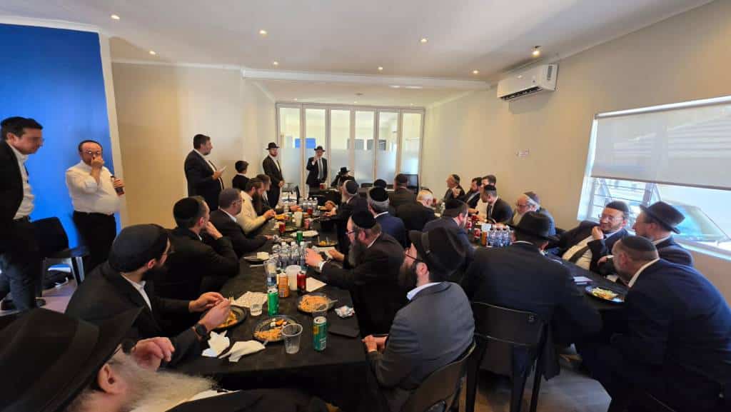 מאות קיבלו את פניו: מסעו ההיסטורי של הגר"י אזרחי ביוהנסבורג מאות קיבלו את פניו: מסעו ההיסטורי של הגר"י אזרחי ביוהנסבורג