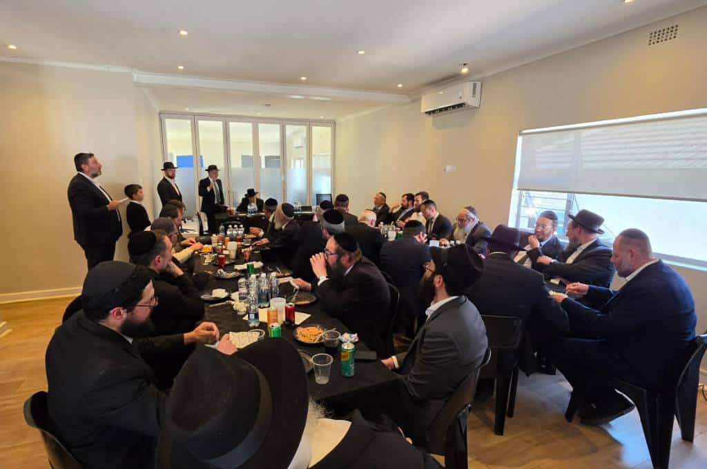 מאות קיבלו את פניו: מסעו ההיסטורי של הגר"י אזרחי ביוהנסבורג מאות קיבלו את פניו: מסעו ההיסטורי של הגר"י אזרחי ביוהנסבורג