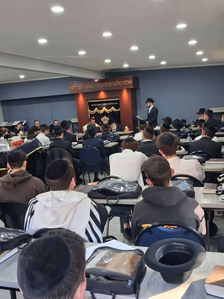 מאות קיבלו את פניו: מסעו ההיסטורי של הגר"י אזרחי ביוהנסבורג מאות קיבלו את פניו: מסעו ההיסטורי של הגר"י אזרחי ביוהנסבורג