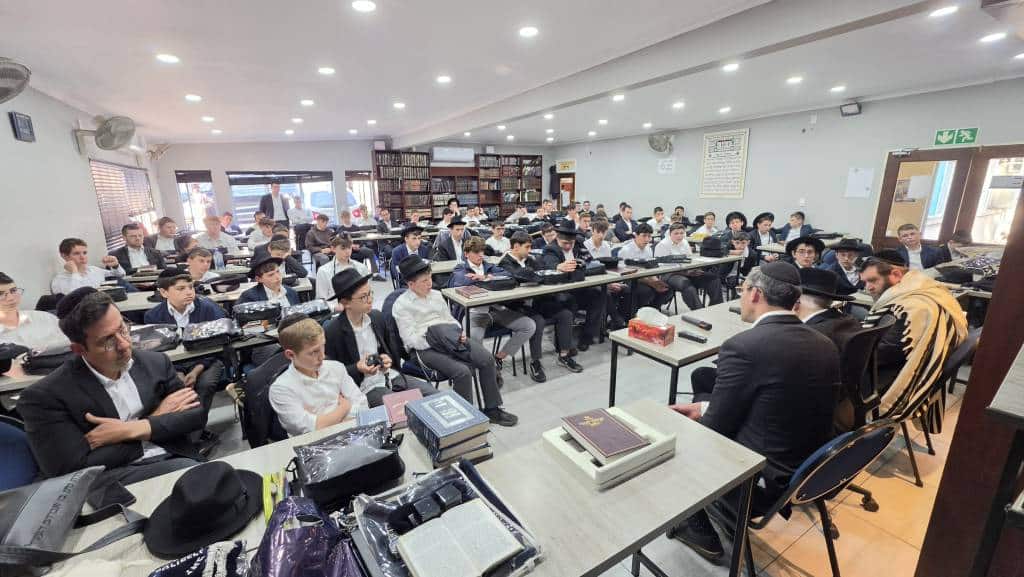 מאות קיבלו את פניו: מסעו ההיסטורי של הגר"י אזרחי ביוהנסבורג מאות קיבלו את פניו: מסעו ההיסטורי של הגר"י אזרחי ביוהנסבורג